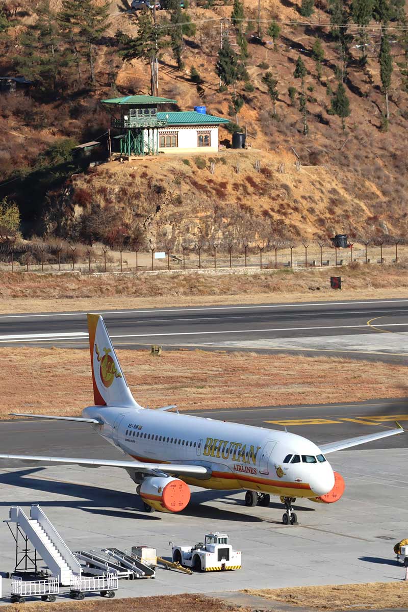 出帕羅國際機場的航班選擇少，飛機僅能於日間飛行
