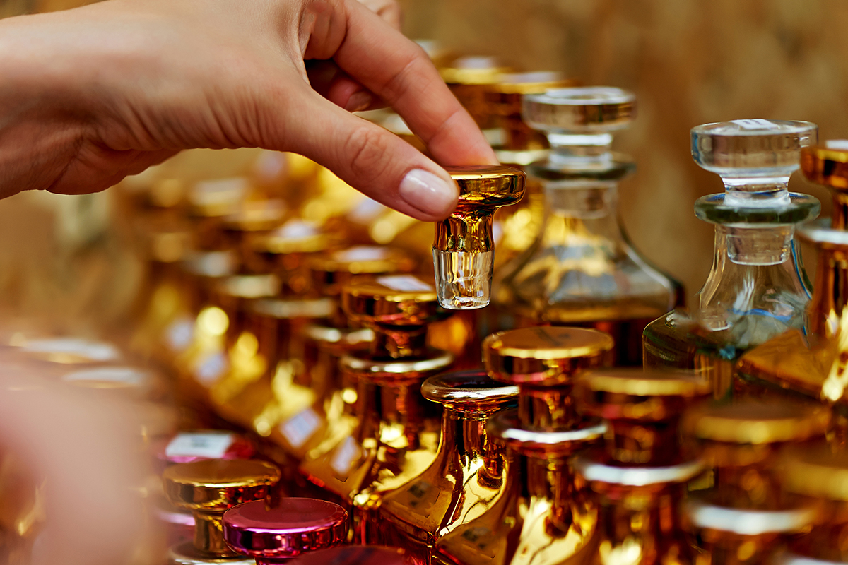 特色莎草紙和香精店