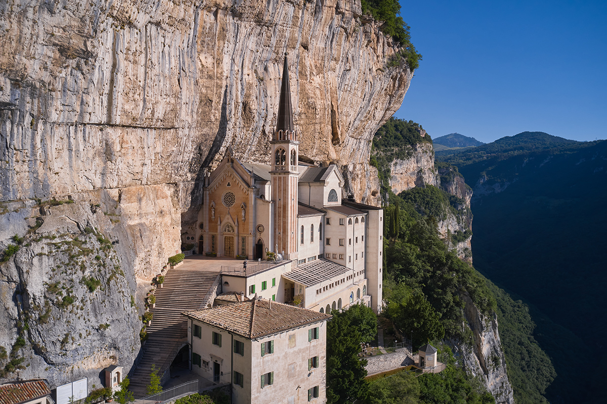 羅納聖母冠冕教堂