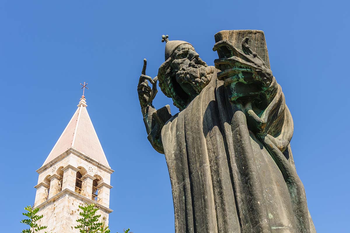 主教寧斯基雕像